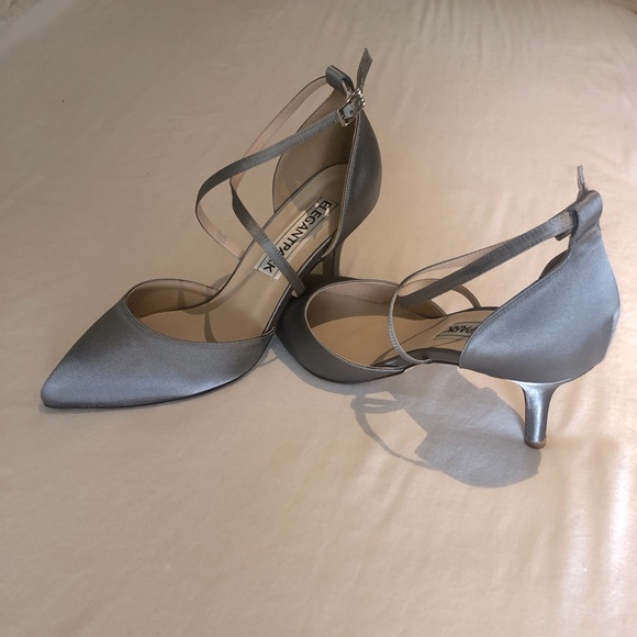 Shoes - Beautiful silver/gray heels